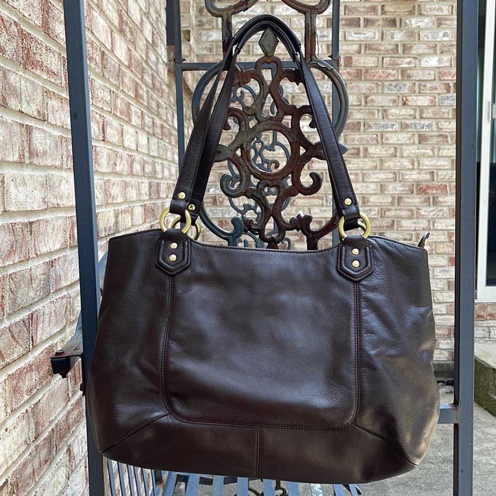 Midsize shoulder bag from Coach. Genuine leather.